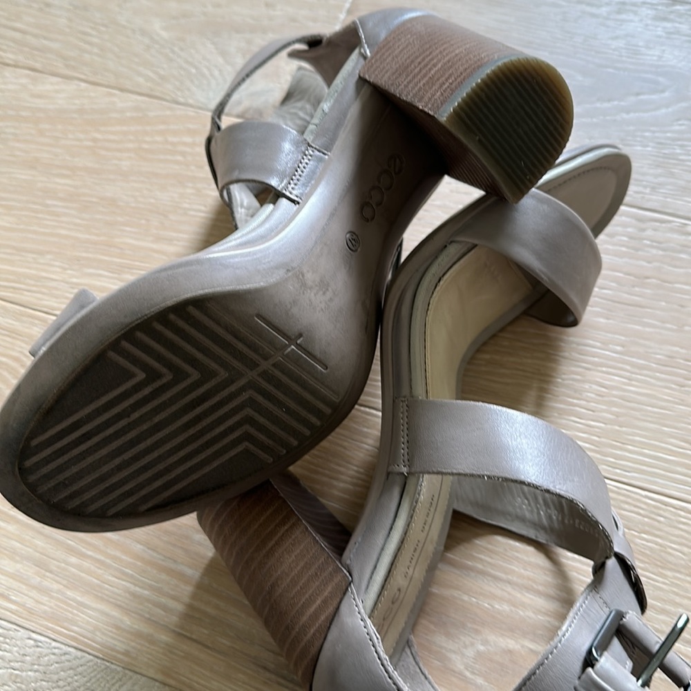 ECCO HEELS. Perfect condition Grey Sz 7 - Picture 4 of 4